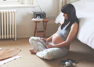 pregnant-mother-sitting