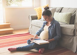 pregnant-mother-reading-book