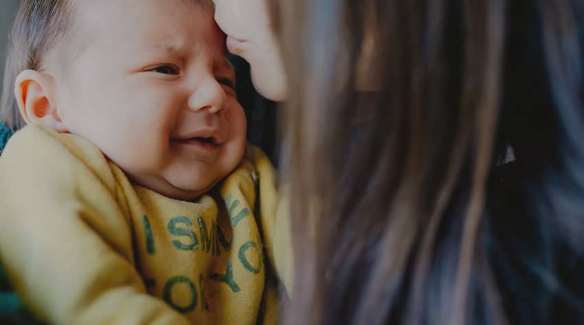 Mom kissing her crying Baby. Как быть теплой мамой