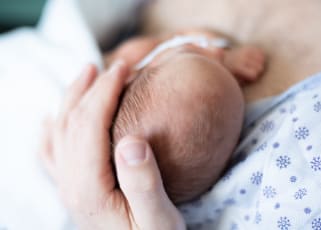 mother-holding-newborn-head