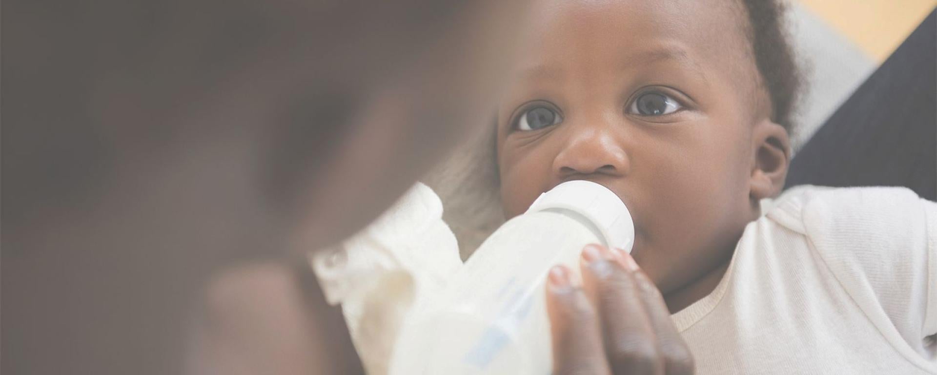 newborn-expressing_breast_milk-body_fullwidth